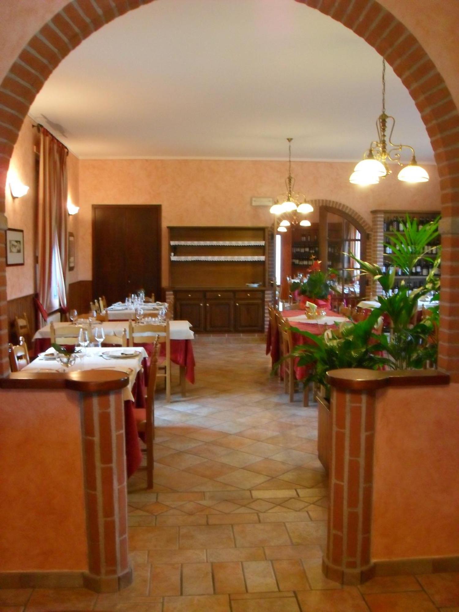 Ristorante Albergo Da Maurizio Cravanzana Eksteriør billede
