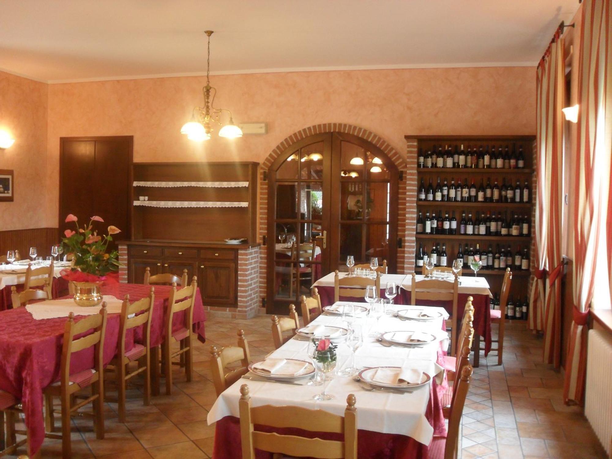 Ristorante Albergo Da Maurizio Cravanzana Eksteriør billede