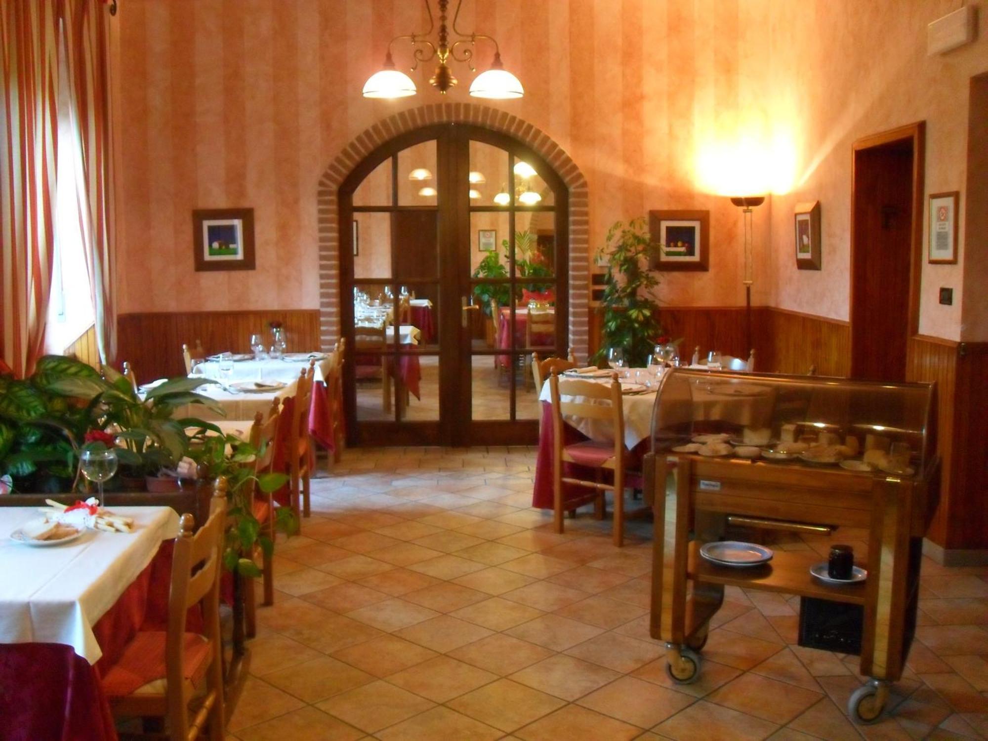 Ristorante Albergo Da Maurizio Cravanzana Eksteriør billede